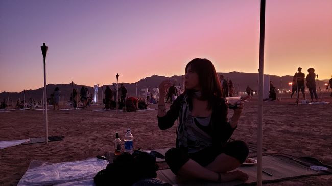 私はタコスとワインでゴザの上で宴会ｗ