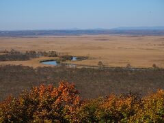 飛行機の時間まで中途半端に時間があり、しかもこれ以上ないくらいの秋晴れなので、湿原をぐるっと周るルートでドライブしながら釧路空港に向かいます。

細岡展望台。