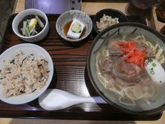 15分くらいで県庁北口のバス停に到着。
かなりの雨脚なので、目の前のデパートリウボウに大急ぎで避難します。
そして時間はお昼。
すっかりお腹が空いていたので、ここで昼食です。
バス車内で調べて向かったのが、リウボウの地下にある「ふる里」というお店。
googlemapの評判がよかったため、ここを選択です。
店のたたずまいは、あまり流行っていないお店という雰囲気でしたが、お客さんが入れ代わり立ち代わり入ってきて、かなりの繁盛店でした（スミマセン！）。
ソーキそばは、骨からほろりと肉が外れるほど柔らかくてジューシー。スープもカツオと豚の出汁がよく出ていて、とてもおいしかったです。