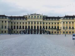 　シェーンブルン宮殿です。
　歴史的に有名な皇后マリア・テレジア、その娘マリーアントワネット、ナポレオン1世などが関わった宮殿として有名です。
　ツアーに付いていたコンサートはここの廊下で行われました。（残念）