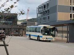 お腹いっぱいになってホテルに戻ります。
敦賀駅前には関西電力のバスが停まっていました。
敦賀半島にある美浜原子力発電所もここからそれほど離れてはいません。