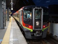 朝５時起きで高知駅にやってきました。
この日は高知から宇和島日帰りします。
高知駅６時発の特急南風２号で出発。

南風２号は、2019年夏に投入された最新型車両です。