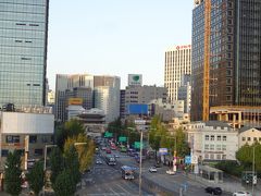 向こうに南大門（崇礼門）が見えます。

何度か街歩きをしてきて、少しずつソウルの位置関係がわかってきました。でも、まだまだよくわからないことだらけです。
