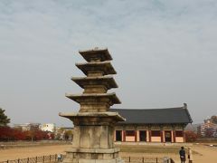 何故ここが世界文化遺産に登録されているのかといえば、この五層石塔が韓国での石塔の元祖ともいわれているから。
それまで木造だった仏塔建築が、百済の時代石造への変化したのだそうです。
そのおかげで雨ざらし野ざらしでも約1400年もの間その姿を留めており、国宝指定もされているのだそうです。
