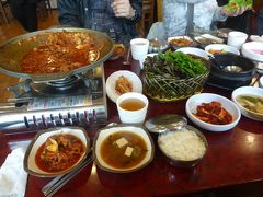 扶蘇山城駐車場の目の前、「百済の家］でランチタイム。
「蓮の葉ごはん』という精進料理が有名なお店らしいのですが、今回のツアーではサムパッ定食でした。
色々なおかずとパッ(ごはん)を葉野菜でにサム(包む)して食べます。
鍋は４人でひとつ。従業員さんが取り分けてくれてくれました。
