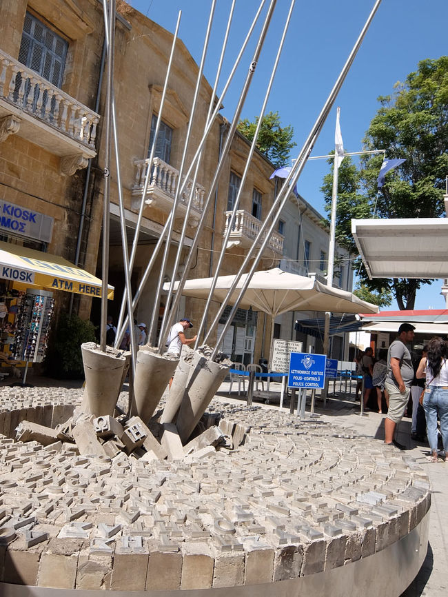 奥に、グリーンラインの境界線の出入り口。<br />パスポートチェックがありますが、危険な雰囲気は全くありません。