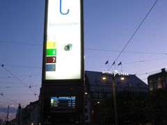 こちらはトラムの停留所。

予約していたホテルは歩いていくには遠すぎるところにあるのでトラムに乗って移動です。
ヨーテボリの滞在はかなり短かったというのに８時間も失いました。
痛い。

ホテルの受付の人が親切だったのがせめてものなぐさめ。


