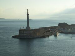 シチリア島の際北東部にあるメッシーナ。
対岸のイタリア半島とは7ｋｍしか離れていない。
メッシーナ港の入口灯台です。
