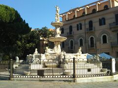 大聖堂前の広場にはオリオンの噴水。
神話によるとオリオンはメッシーナの創設者だそうです。
水は流れてませんでした。