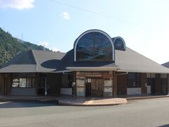 佐久間駅は図書館と一緒になった駅でした。
この駅から再度飯田線に乗ります。