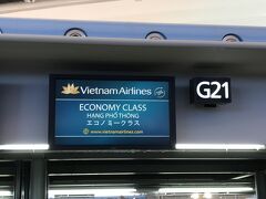 毎度の南海電車のラピートで関空へ。早朝での搭乗手続きを終え荷物を預けて搭乗口で小腹を満たしながら搭乗案内を待ちます。