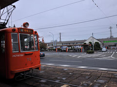 あまり変わってないであろう松山駅の駅舎を出て、すぐ向かいにある路面電車の停留所へ。
背の低い駅舎があり、そして路面電車が走っている。
街の玄関口としては、理想的な風景がここには残っている。