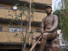 その近くには、野球のユニフォーム姿の銅像が立っていた。
その像の主は、松山市出身の俳人で、野球に夢中だったと言う正岡子規である。
幕末生まれの子規が野球をしていたと言うのは、かなり面白い。