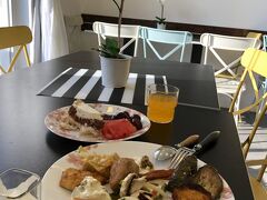 おはようございます。
朝食付きにしなかったのですが、せっかくなのでホテルで朝ごはん。
別料金でしたが、外食するより安くすみそうです。
とっても種類豊富で、コスパ良かったです！