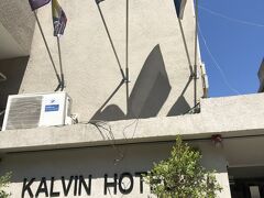 ハガナー駅から、徒歩約20分。
本日、お世話になるKalvin Boutique Hotelです。
ドアの呼び鈴を鳴らしても、誰も出てきません。
5分ほど待ったら、中から人が出てきました。
日本語ペラペラな女性従業員。ネットで独学ですって！