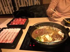 夕食はすき焼きを・・
早々に食べ終わってライトアップの神院を目指します。。。