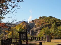 ややもして日和山展望台到着
標高377メートルの日和山から絶えずゴーゴーと音を立てて噴煙が上がっています。
この噴煙は登別温泉のホテルからも確認出来ます。
