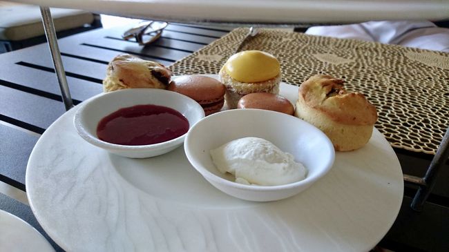 下段<br />マカロン　スコーン