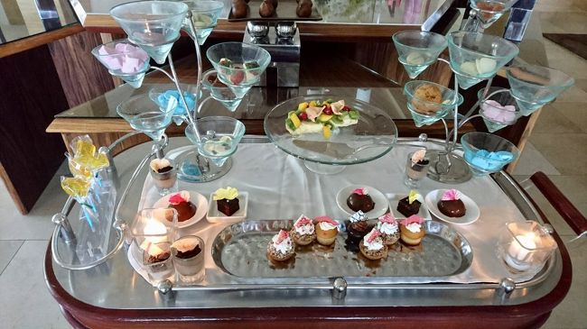 セットがくるまでにブュッフェ形式にてスイーツも好きなの選べます♪<br />ケーキ、タルト、マカロン、クッキーなど