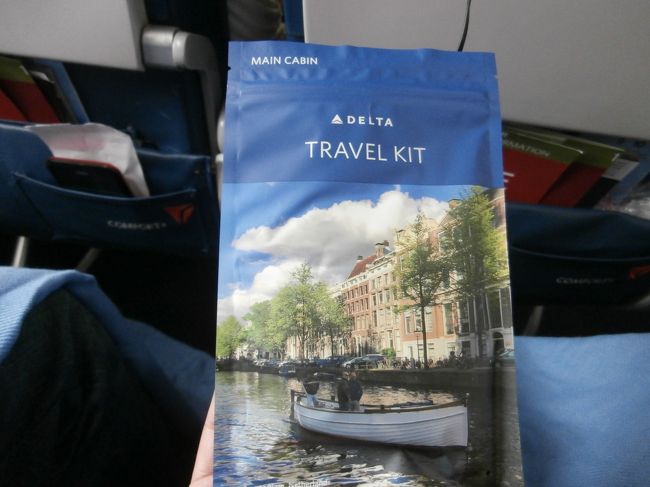 座席に置いてあるトラベルキット　袋が絵入りになって旅行気分を盛り上げてくれます（帰国ですけどね・・）