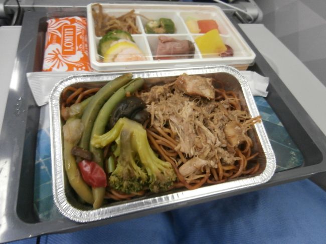 続いて機内食　ポークのヌードル添えは焼きそばでした(笑)