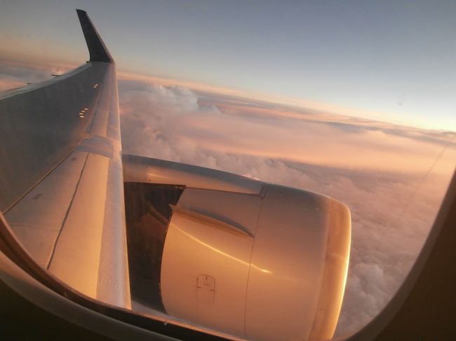 ぐんぐん高度を下げて　雲の間を通過