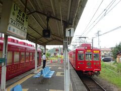 ここから、この路線３つめの電車に乗ります（右側）。
さきほど交通センター前駅で見た「おもちゃ電車」。