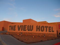 アンテロープキャニオンの観光後はモニュメント・バレーを目指します。なんとか日没に間に合った～

The view hotel！

ガイドさんによると「viewだけね」、とこのホテルのことをディスり気味でしたがww

同じくモニュメント・バレーにあるグールディングズに比べると、The viewはナバホ族を札束でひっぱたくようにして建てたホテルでナバホ文化へのリスペクトが足りないということみたいです。