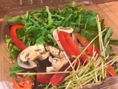 クラムチャウダーから夕飯までが時間がそんなに空かなくて。

お腹すくまで移動しよう！と、トロリーで移動。

お腹すくわけない。

アラモアナセンターまで来ました。

もう夕飯にします。

フードランドのサラダでーす。