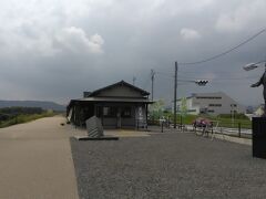 　島田駅のロッカーに荷物を預け、暑いのでタクシーで蓬莱橋まで行きました。あの建物で渡橋料の100円を払います。