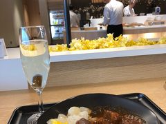 久しぶりに羽田空港国際線にあるＪＡＬサクララウンジヘ。

いつものカレー。
このラウンジでの思い出もたくさん（*^^*)

あとで担々麺食べたいから、ごはんは少な目に。