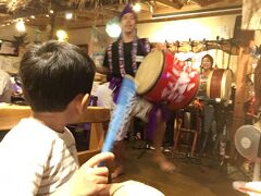 夕食は沖縄民謡居酒屋、うさぎや別館へ。子供には太鼓を貸してくれました。参加型って楽しい(^^)