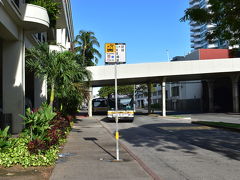 出発地点の８４７番バス停に到着！（アラモアナセンターの山側にあります）
ここで５２番のバスが来るまで待ちます。

奥のほうでは何台かのバスが発車時間まで待機していて、時間になるとバス停にやってきます。