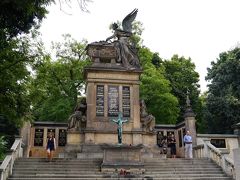 ここには、チェコの英雄や芸術や教育で貢献した人々が合祀されている、フォーラム的なところ。