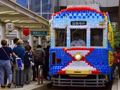 大勢の観光客が待つ駅前停留場に到着した、豊鉄の路面電車「花電車」を一枚パチリ☆