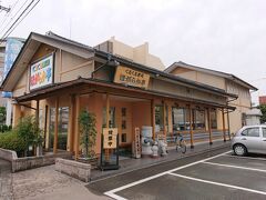 福井市内でとっても評価の高い回転寿司屋さん『ほがらか亭』。
平日の11時半過ぎ頃の訪問ですが、店内はほぼ満席。お店を出る12時半頃は、何組かお待ちのお客様がみえました。