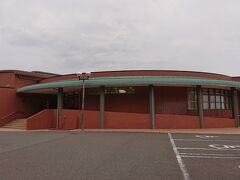 さてさて。温泉には入りたいよね、ということで。
越前海岸には何か所か温泉はありまして。行ったことのない温泉てんで、この『波の華』へ。規模は大きくありません。
平日の午後ということで、利用者も少なく静かでした。入湯料は520円と休めですが、JAFの会員証提示で450円にしてもらいました。