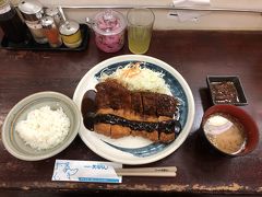 名駅に戻って昼飯。味噌カツの有名店矢場とんへ。