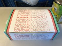 新幹線の中で朝ごはんを食べました。朝はコンパルの海老カツサンドイッチ！