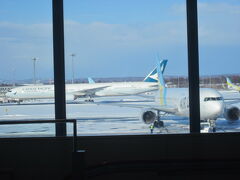 でも、思えば、そもそものCTS→HKDでの予約はこの便でしたので、NGO→CTSが1便遅くなったとしても、滞在場所がNGO界隈かCTS界隈かの違いになっただけの話であり、2000円分のミールクーポンが貰えただけで、相当なお得感があった一日でした。

仙台→函館移動に際して、UA5000マイルを使用し、DL1500マイルと2000円分のミールクーポンのおまけつき、とかんガエルと、同区間を約17000円支払って高速鉄道に乗車するよりも、ずっとお得感がありますね。（17時間位余計に時間がかかるけど…( ´∀｀ )。）

そんなことを着陸してタキシング中のCX機をボォーと眺めながら振りカエル昼下がり。まあ、CTS界隈での時間がこの旅では取れなくなってしまいましたが、道民なので、道内はいつでも巡ることが出来ますからね。