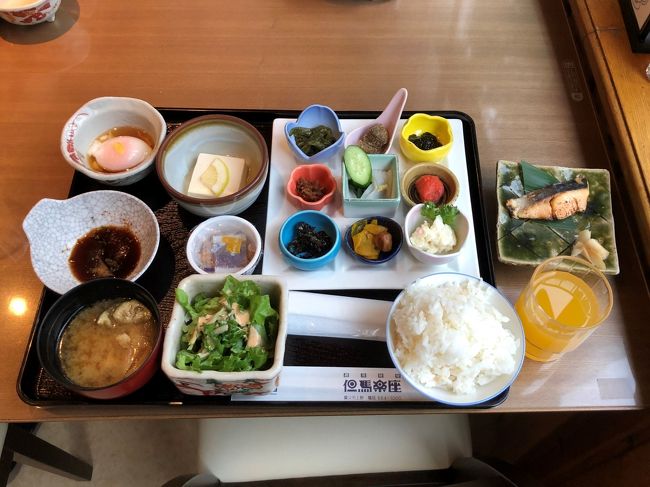 セットメニューを基本にソフトドリンク・ライス・味噌汁・パンはバイキング形式になっています。