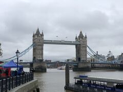 タワー駅で水上バスを降り、ロンドン塔へと向かいます。
ここは子供達の社会科見学先になっているらしく、可愛らしい子供達がぞろぞろ塔内へ入って行きました。