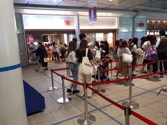 お店はたくさん入ってるわけではないけど、タピオカで有名なゴンチャを発見。
名古屋ではここにしかないらしく大行列でした。