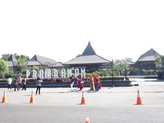 今日からはジョグジャカルタの旅行会社「JavanavaTravelcafe」のツアー
ホテルに迎えに来てくれた専用車に乗ってプランバナン寺院到着。