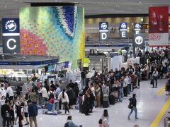 初日　2019/10/14（月）
台風19号の影響で成田空港はいつもになく凄い混雑です。