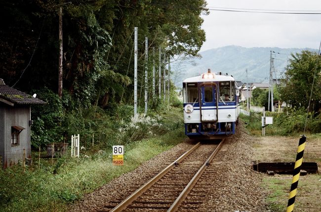 ホームに上って河原駅13：23発普通列車鳥取行きHOT3500型気動車を連写します。