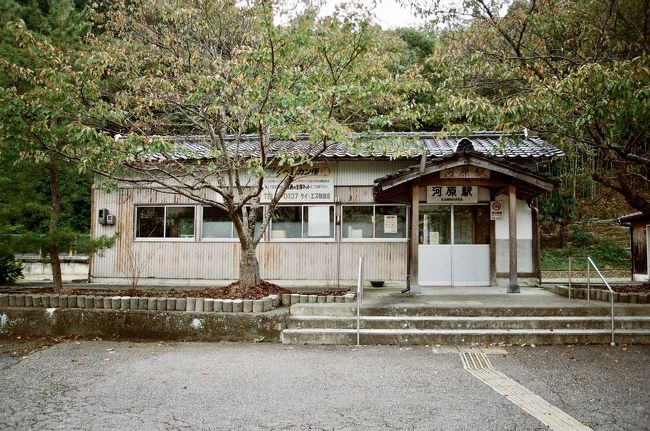 因美線の河原駅に立ち寄って周囲を見ていると踏切の警報音を耳にします。