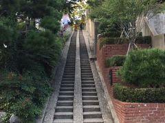 この階段が「三一万歳運動の道」。
90段ありますが、その前に・・・。