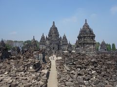 シャトルを降りると正面の主堂に向かって一本道が見えます。