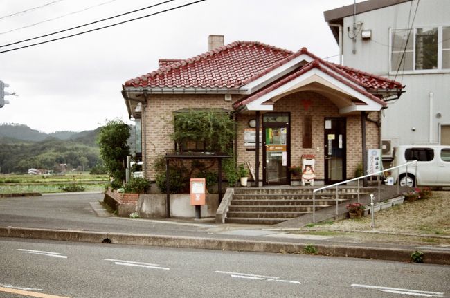 谷簡易（たにかんい）郵便局【ATMなし・平日窓口扱いのみ】⑭<br />〒680-014　鳥取県鳥取市国府町麻生414-4<br />TEL：0857-26-1932<br />取扱店番号：527310<br /><br />谷簡易郵便局　14：10 （5.0km・110.4km・327.2km・42.9km/h）<br />　　　　　　　14：17